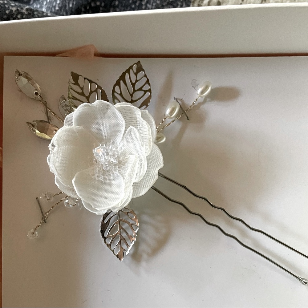 Ivory flower wedding hair piece/ pin BNWOT